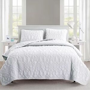 NEVER USED Luxurious White SeaShell Quilt King Size